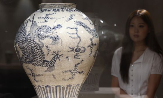 우아한 아름다움 '백자청화오조룡문호'