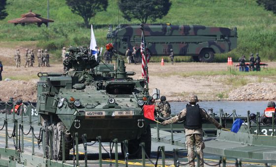 부교 건너는 미군 스트라이커 장갑차