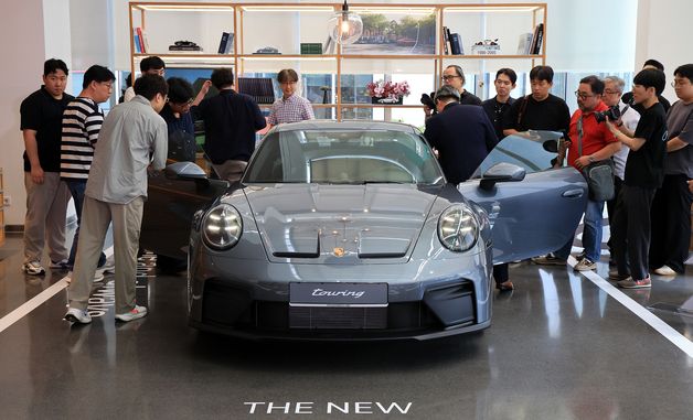 미디어에 공개되는 포르쉐 뉴 911 GT3 투어링 패키지