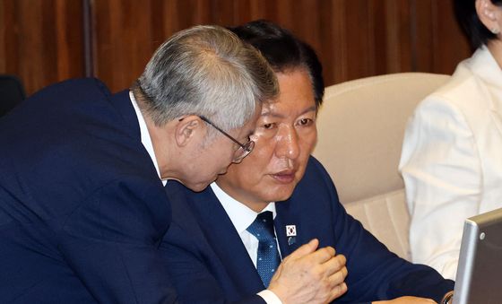 민형배 의원과 대화하는 정청래 대표