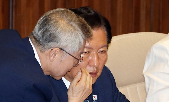 정청래 대표와 귀엣말하는 민형배 의원 '검찰개혁 논의?'