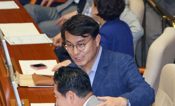 장동혁 등 두드리는 윤상현