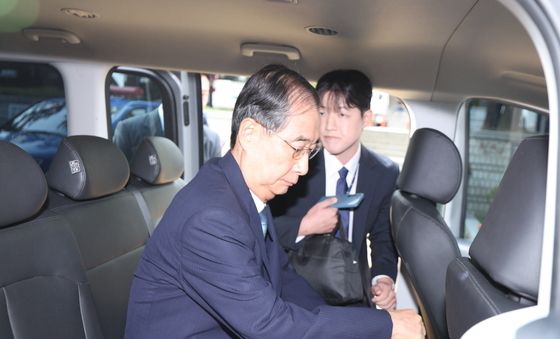 서울구치소 향하는 한덕수 국무총리