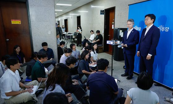 브리핑하는 민주 검찰 정상화 특위