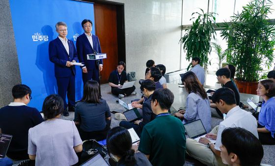 브리핑하는 민주 검찰 정상화 특위