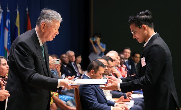 이중근 우정교육문화재단 이사장, 2025년 2학기 외국인 장학금 수여식 참석