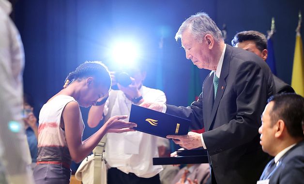 장학증서 전달하는 이중근 부영그룹 회장 겸 우정교육문화재단 이사장