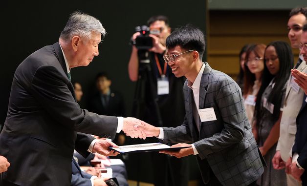 이중근 우정교육문화재단 이사장, 2025년 2학기 외국인 장학금 수여식