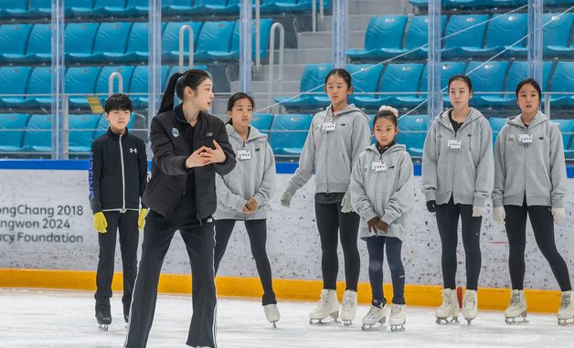 연기 시범 보이는 김연아