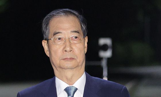 굳은 표정으로 구치소 나서는 한덕수