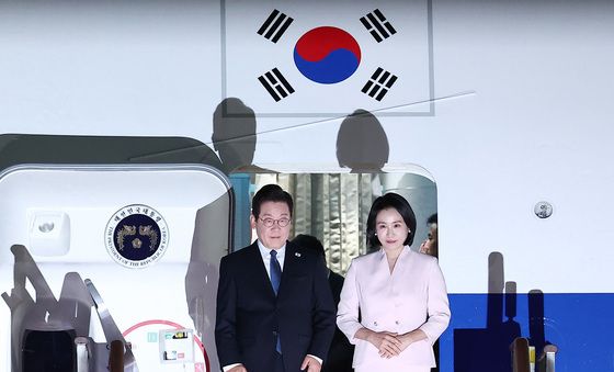 순방 일정 마치고 귀국하는 이재명 대통령·김혜경 여사