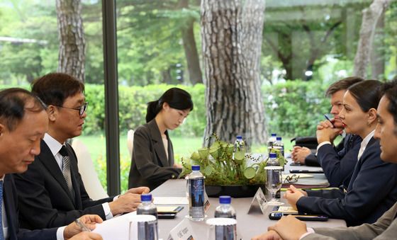 양자회담 갖는 최휘영 문체부 장관