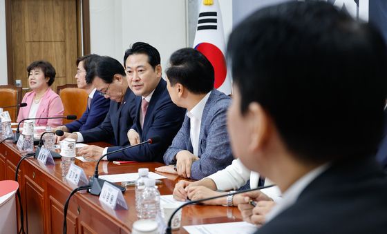 장동혁 바라보는 안철수