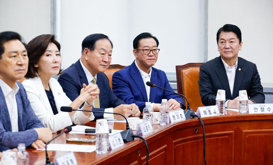 지도부 바라보는 안철수