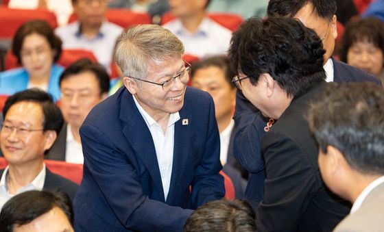 이한주 국정기획위원장과 인사하는 민형배 검찰개혁 특위원장