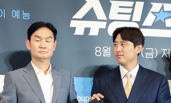 포즈 취하는 최용수 감독과 구자철