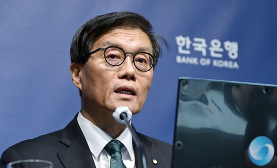 한은, 기준금리 2.5% 동결…"집값·가계대출 더 지켜봐야"