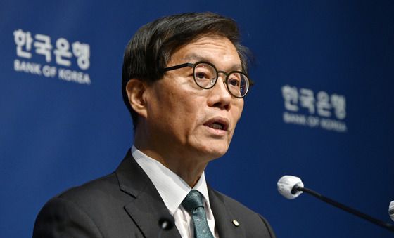 한은, 기준금리 2.5% 동결…"집값·가계대출 더 지켜봐야"