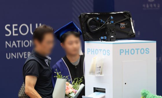 포토부스 마련된 학위수여식