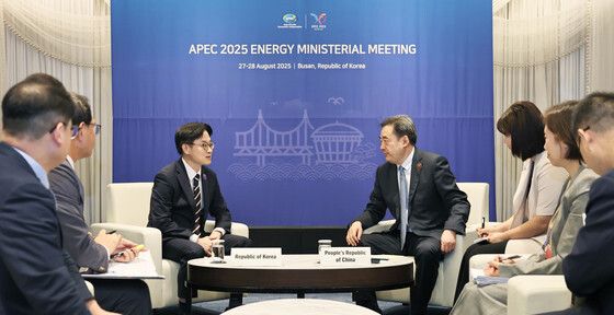 중국 에너지국 국장 면담 하는 김정관 장관