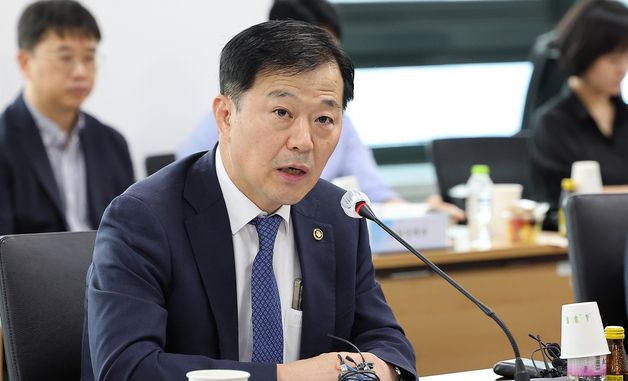 제15차 건강보험정책심의위원회에서 모두발언하는 이형훈 제2차관