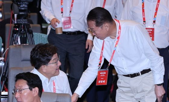 인사하는 권성동·권영세