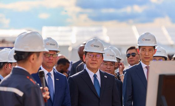 한화 필리조선소 관계자 설명 듣는 이재명 대통령