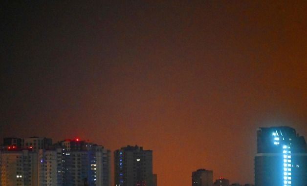[포토] 새벽에 거대한 폭발 일어난 키이우의 하늘