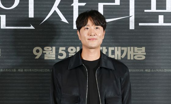 포즈 취하는 김태한