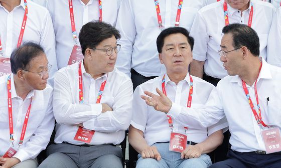 대화하는 국민의힘 의원들