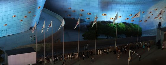 '멋진 예술 작품 만나러 DDP 왔어요'