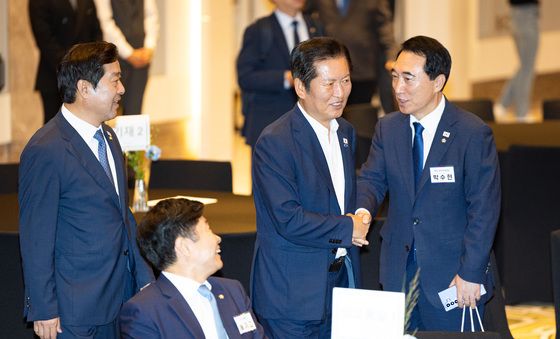 박수현 의원과 인사하는 정청래 민주당 대표