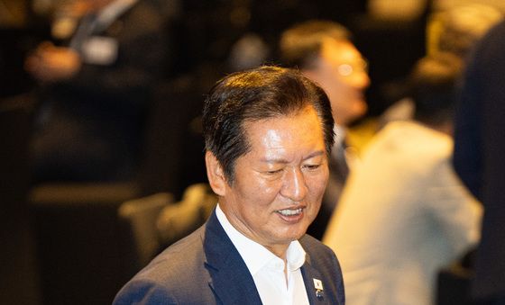 워크숍 들어서는 정청래 민주당 대표