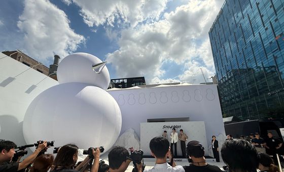 성수동 뜬 스노우맨