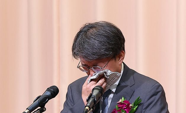 눈물 닦는 김정원 사무처장