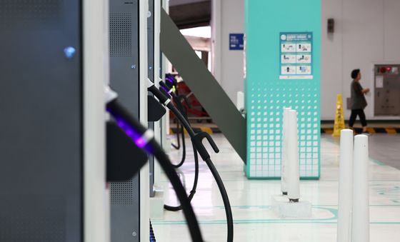 '내연차 팔고 전기차 사면 최대 400만원 지원'