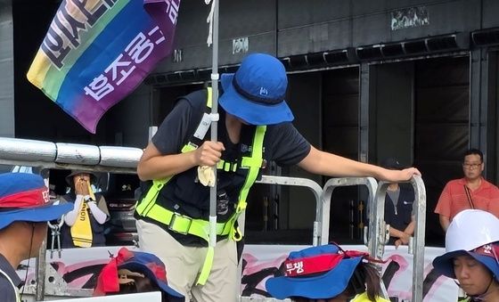 600일 고공농성 해제하는 한국옵티칼하이테크 노동자 박정혜 씨