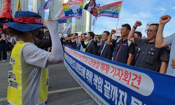 600일 고공농성 해제하고 기자회견하는 한국옵티칼하이테크 노동자 박정혜 씨