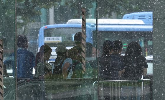 '그쳐라, 소나기'