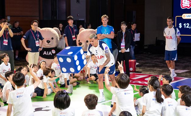 대형 주사위 던지는 페드로 포로