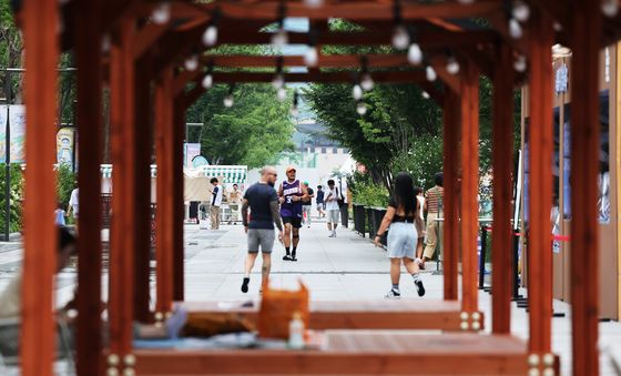 한산한 모습의 도심