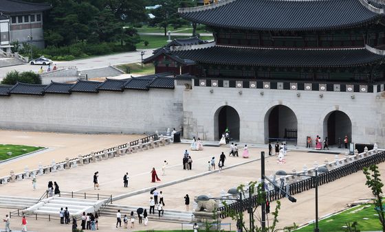여름 휴가철 맞아 한산한 모습의 광화문