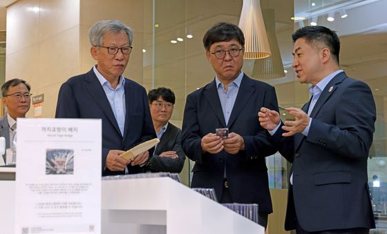 '뮷즈(MU:DS)' 판매 상황 점검하는 최휘영 장관