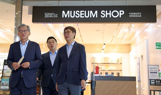 '뮷즈(MU:DS)' 판매 상황 점검하는 최휘영 장관