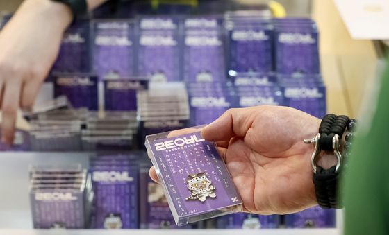 '케데헌 열풍'에 까치 호랑이 배지 인기폭발