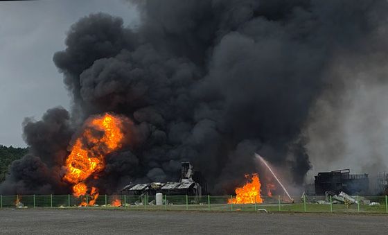 공장 뒤덮은 불길