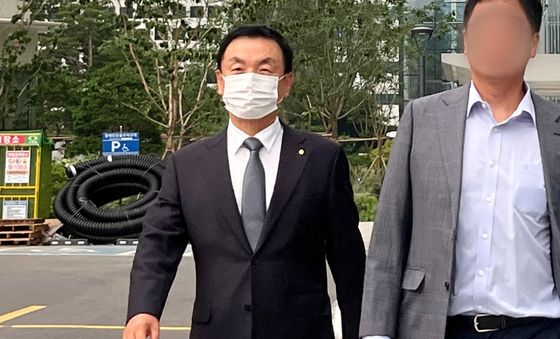 특검 조사 마치고 나서는 권오수 전 회장