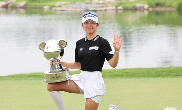 트로피 포즈 취한 배소현