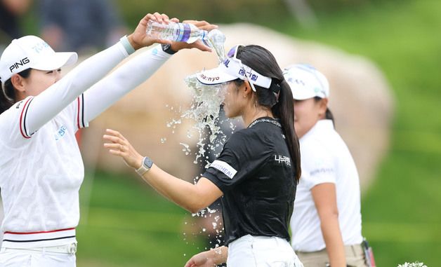 우승 축하 물세례 받는 배소현