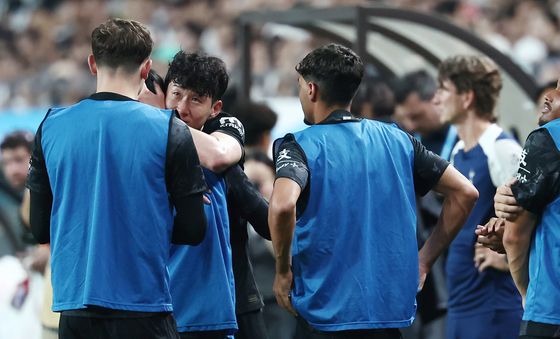 눈물 글썽이는 손흥민